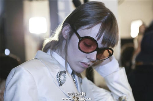 低马尾的几种变化 这样绑立马变小脸