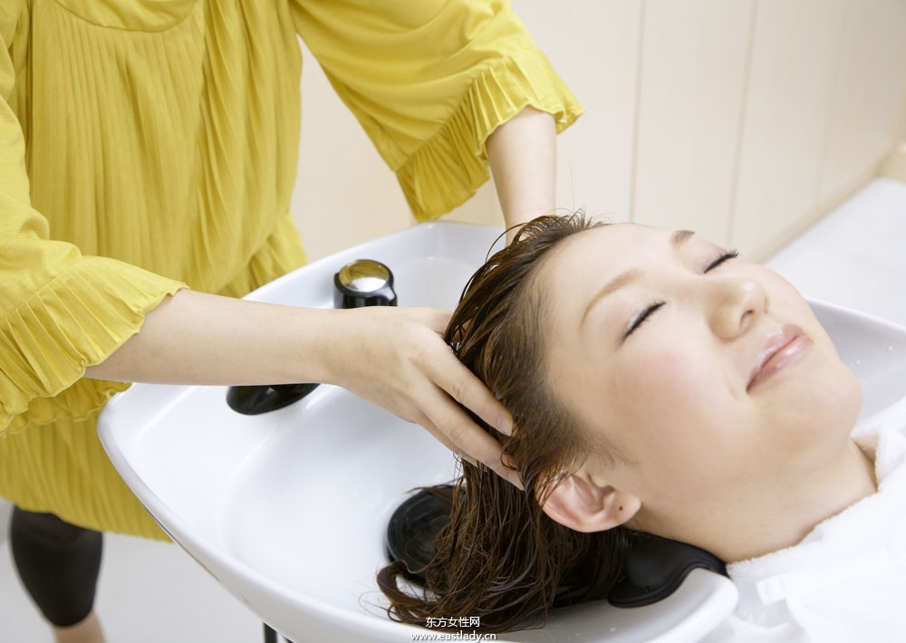 头发油怎么办 简单五步让你的秀发清爽柔亮