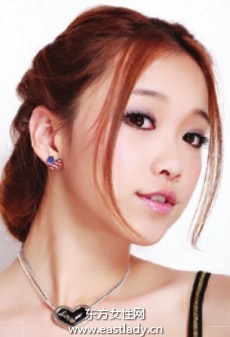 双麻花辫绕盘发打造浪漫异域风情