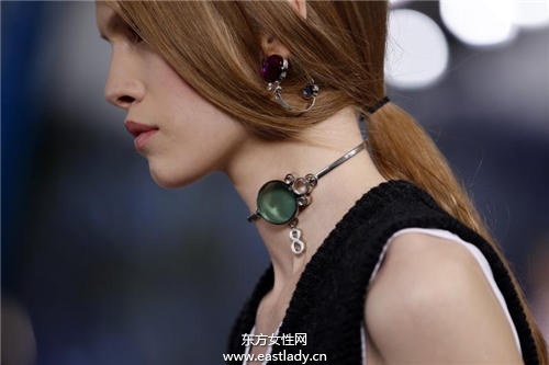 低马尾的几种变化 这样绑立马变小脸