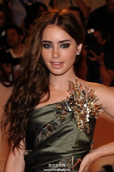 长、短、直、卷全都Hold得住 莉莉柯林斯发型全纪录