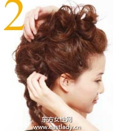 多层卷卷麻花辫突显个性与随性姿态