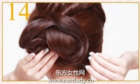 完美弧度花苞团子发简约而又不失造型感