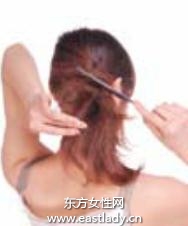 鹅黄色尖嘴夹搭配中长发透出娇媚感