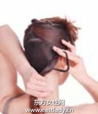 鹅黄色尖嘴夹搭配中长发透出娇媚感