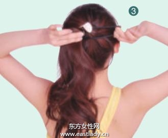 小头花发饰搭配卷发温馨感十足