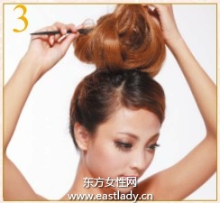 扎马尾辫卷出筒形刘海发型