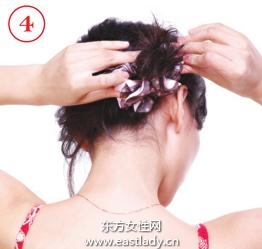 粉色花发夹打造迷人盘发发型