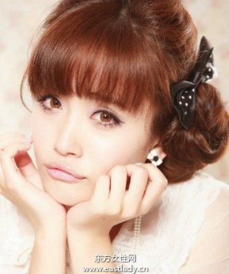 完美弧度花苞团子发简约而又不失造型感