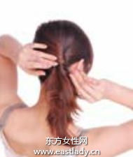 鹅黄色尖嘴夹搭配中长发透出娇媚感