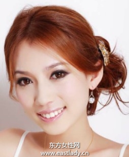 分束交叉缠绕盘法打造可爱团子发发型