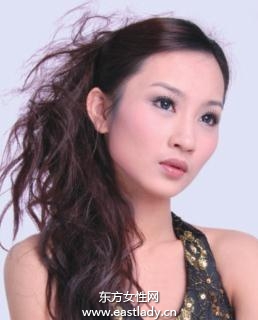 随性卷发造型营造妖艳不媚俗酷感