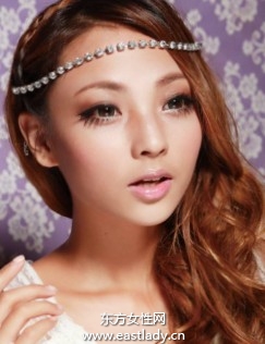 闪亮水钻搭配交叉卷发时尚感十足