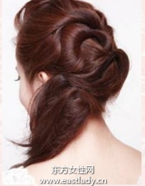 蓬松卷发塑造层次感呈现清爽印象