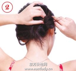 粉色花发夹打造迷人盘发发型