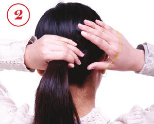 简单马尾辫的扎法 具有让脸变小的效果哦