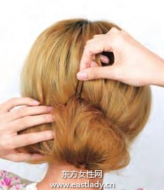 2013流行韩式盘发图解教程 塑造高贵端庄气质