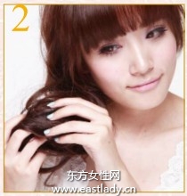 蓬松卷发塑造层次感呈现清爽印象