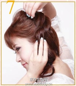 完美弧度花苞团子发简约而又不失造型感