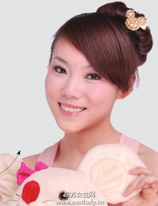 金黄色Mickey发夹打造时尚马尾辫