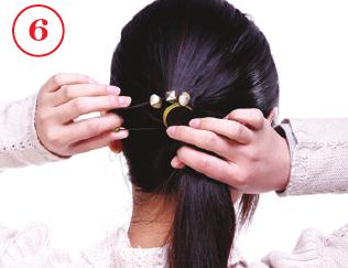 简单马尾辫的扎法 具有让脸变小的效果哦