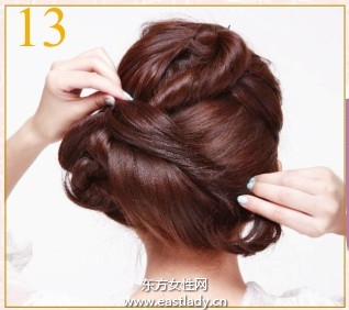 完美弧度花苞团子发简约而又不失造型感