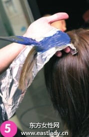 给自己染发让色彩飘逸而出清爽怡人