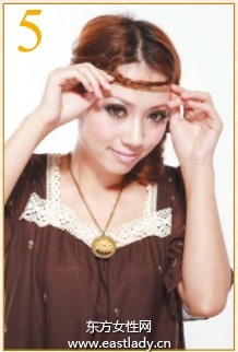 用刘海发束编出细细小辫子