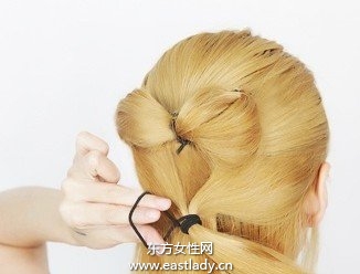 蝴蝶结的系法图解打造气质名媛发型
