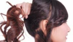 蝴蝶结对夹发型设计打造草莓般甜蜜心情