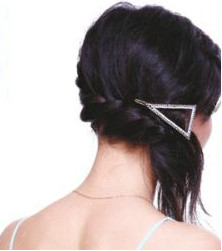 蓬松飘逸斜发发型设计给人惊艳的感觉