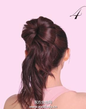 金黄色Mickey发夹打造时尚马尾辫