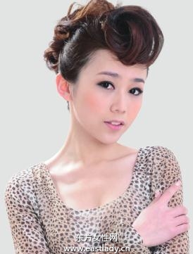 用发束打造时尚卷发造型