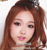 侧梳麻花辫搭配皮绳让活力风情完美呈现