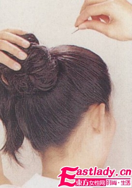 利用简单马尾发型 展现时尚活力