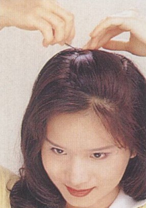 改变发尾卷向 打造妩媚气质