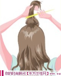 蓬松马尾卷发型 突出脸蛋美