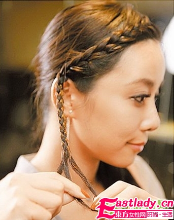 前额辫+侧鱼骨辫的发型编法图解