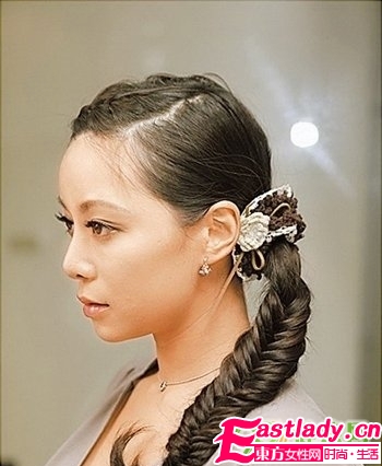 前额辫+侧鱼骨辫的发型编法图解