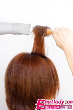 用卷发棒给短发卷发的方法