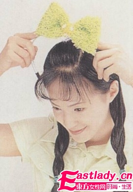 利用卷发梳打造时尚学生妹发型