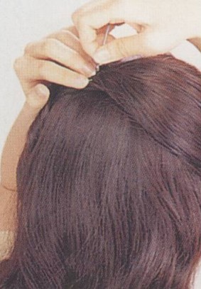 改变发尾卷向 打造妩媚气质