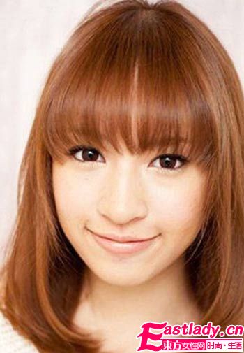 娇小美眉的甜美瘦脸直发发型