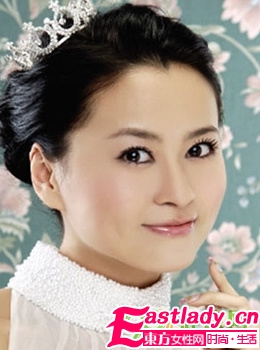 不同韩式盘发的头冠搭配推荐