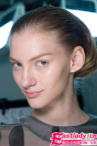 清爽夏日 魅力盘发进行时