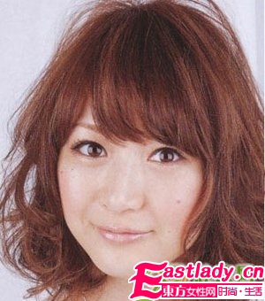 适合圆脸女性的中长发发型