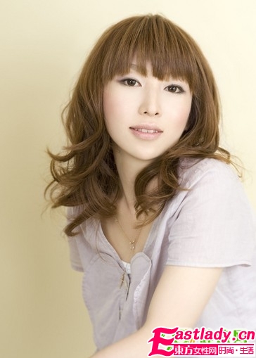 轻熟女变嫩招 时尚发型妆容巧搭配