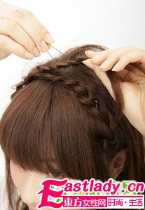 巧编小麻花辫 打造时尚发型