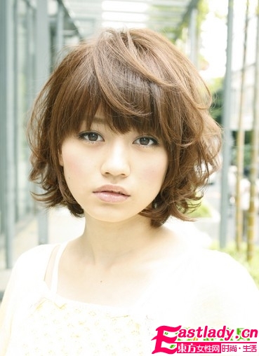 轻熟女变嫩招 时尚发型妆容巧搭配