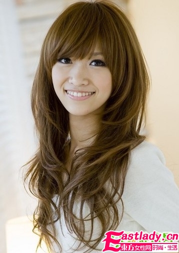 轻熟女变嫩招 时尚发型妆容巧搭配